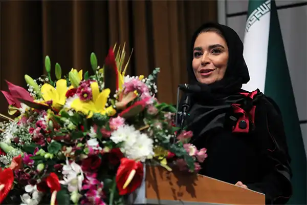 تجلیل از مریم اردستانی در مراسم گرامیداشت بانوان ارزش‌آفرین کیش